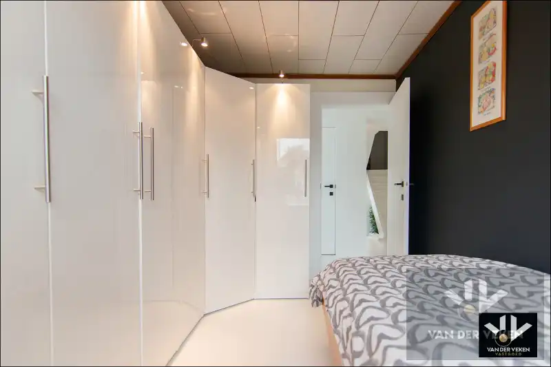 Knap afgewertet, energiezuinige, lichtrijke en ruime woning met vier slaapkamers en guesthouse/praktijkruimte met tal van mogelijkheden op centrale (maar toch bosrijke!) locatie te As foto 16