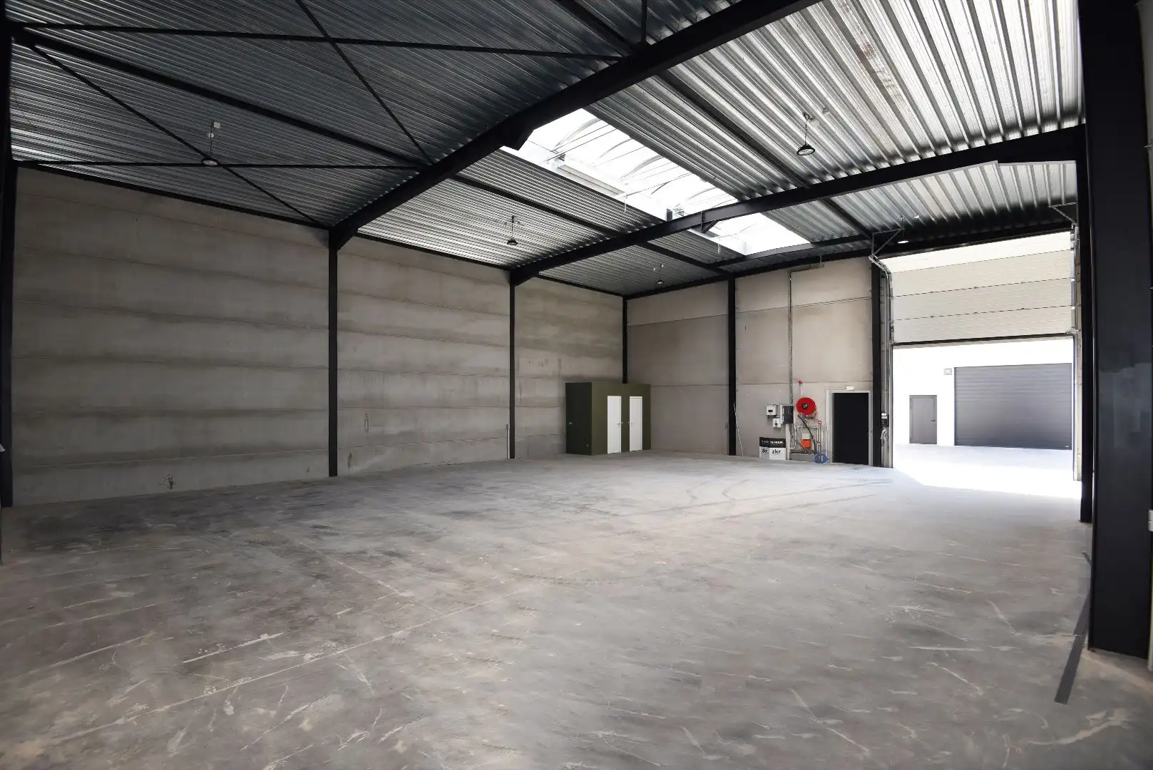 Goed gelegen nieuwbouw KMO-unit 267m² te Eeklo foto 4