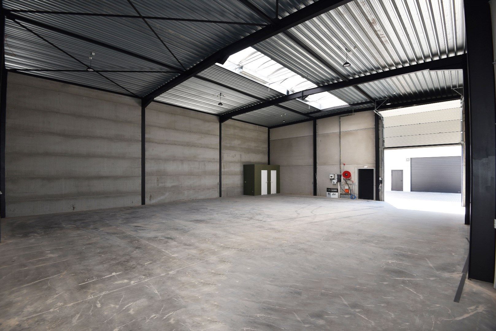 Goed gelegen nieuwbouw KMO-unit 267m² te Eeklo foto 4