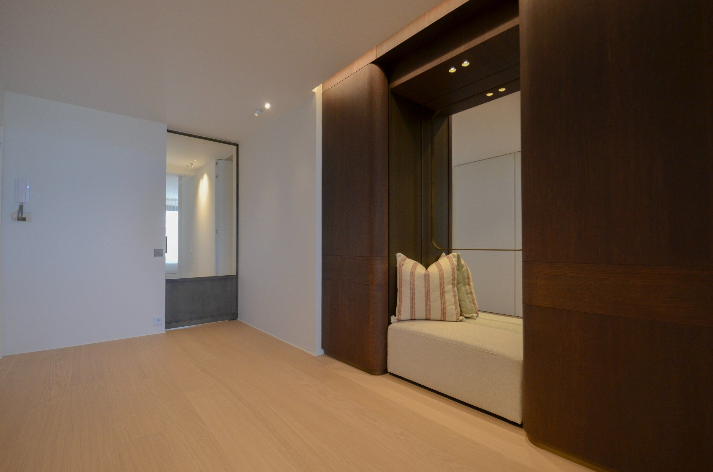 Uitzonderlijk gerenoveerd appartement met frontaal zeezicht in het Zoute. foto 15
