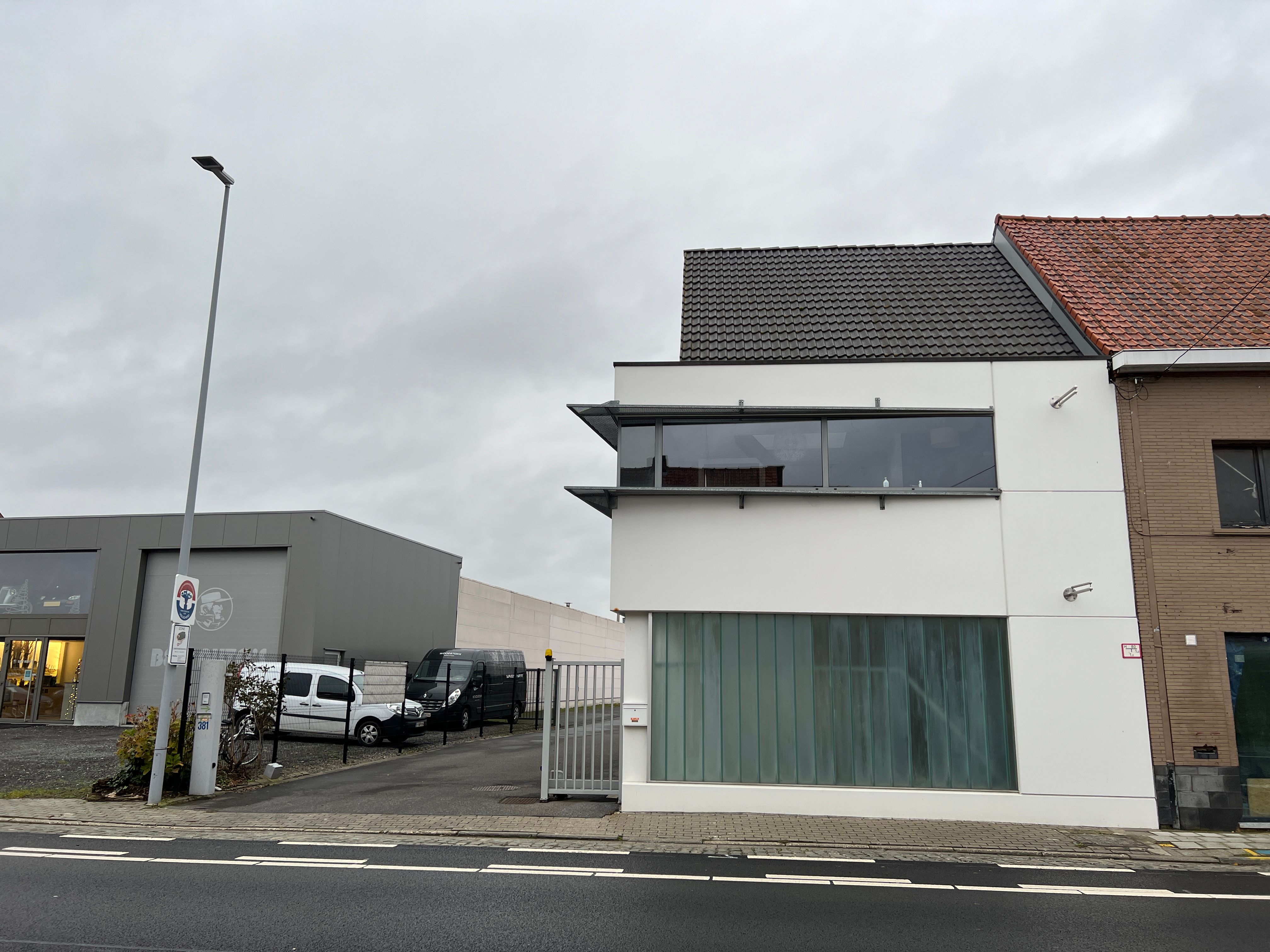 Moderne kantoor-/handelsruimte met duplex appartement – topligging Kortrijk-Wevelgem foto 6