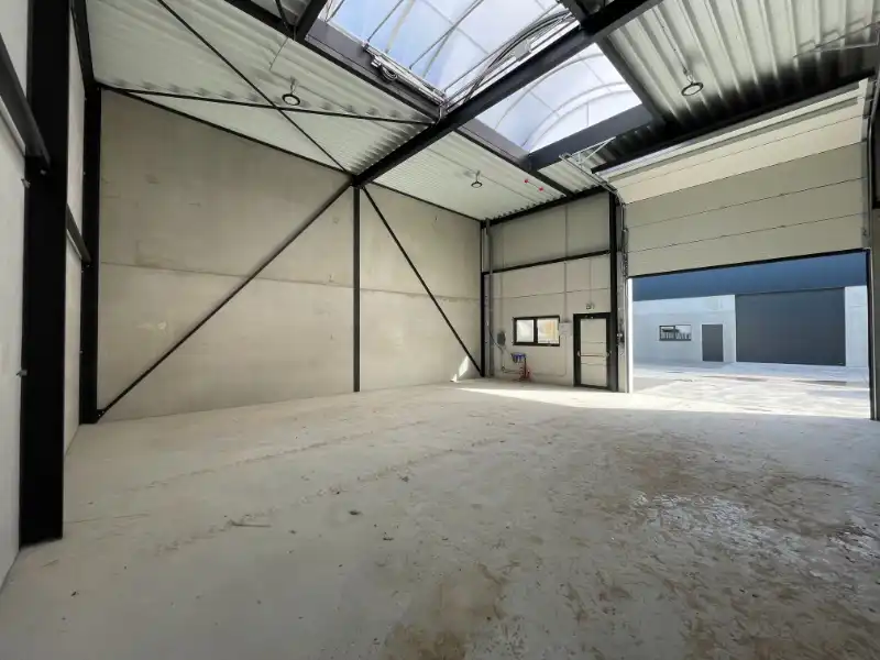 Recente KMO loods op zeer goede locatie foto 3