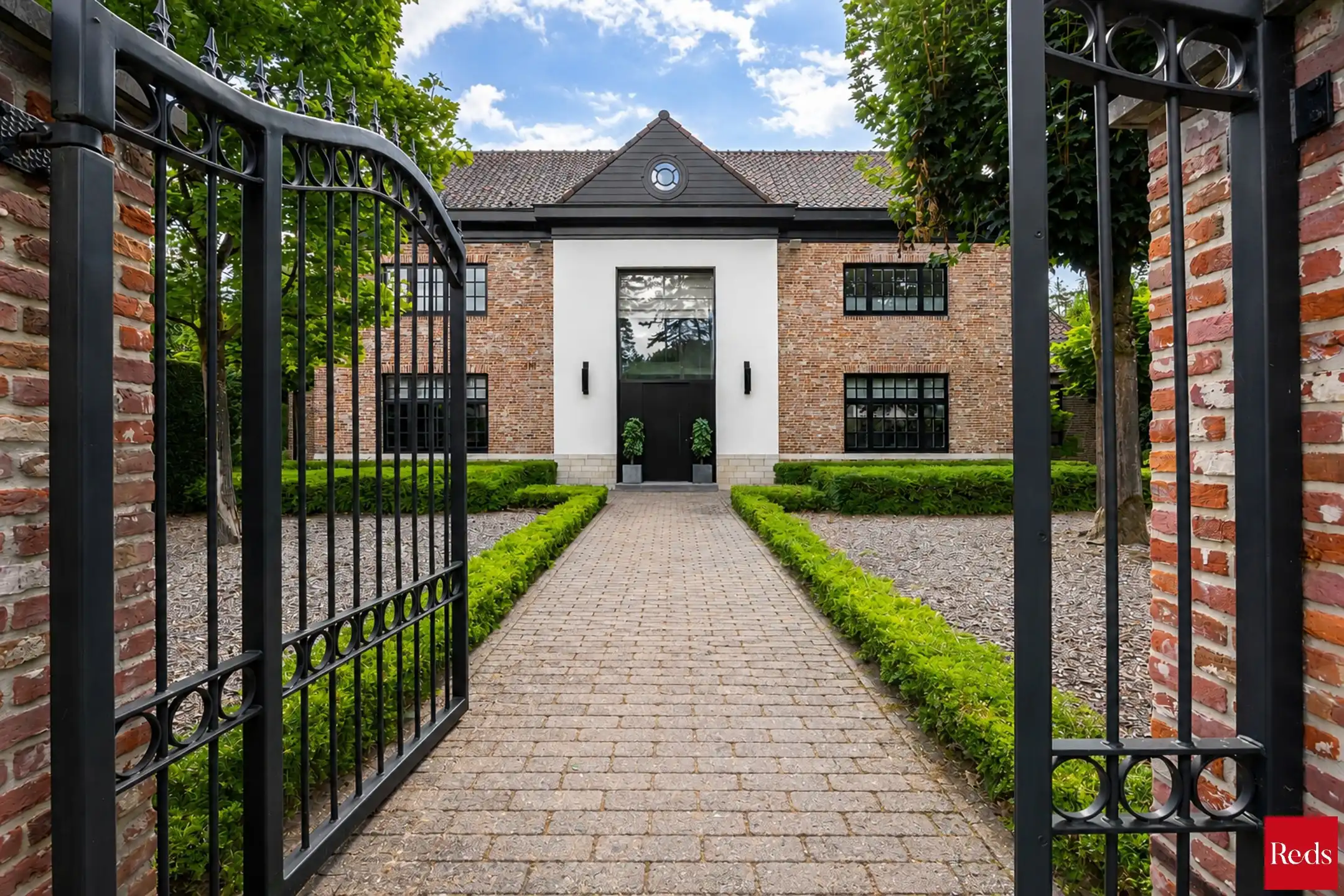 Prestigieuze villa met zwembad op 3.528 m² op toplocatie! foto {{pictureIndex}}