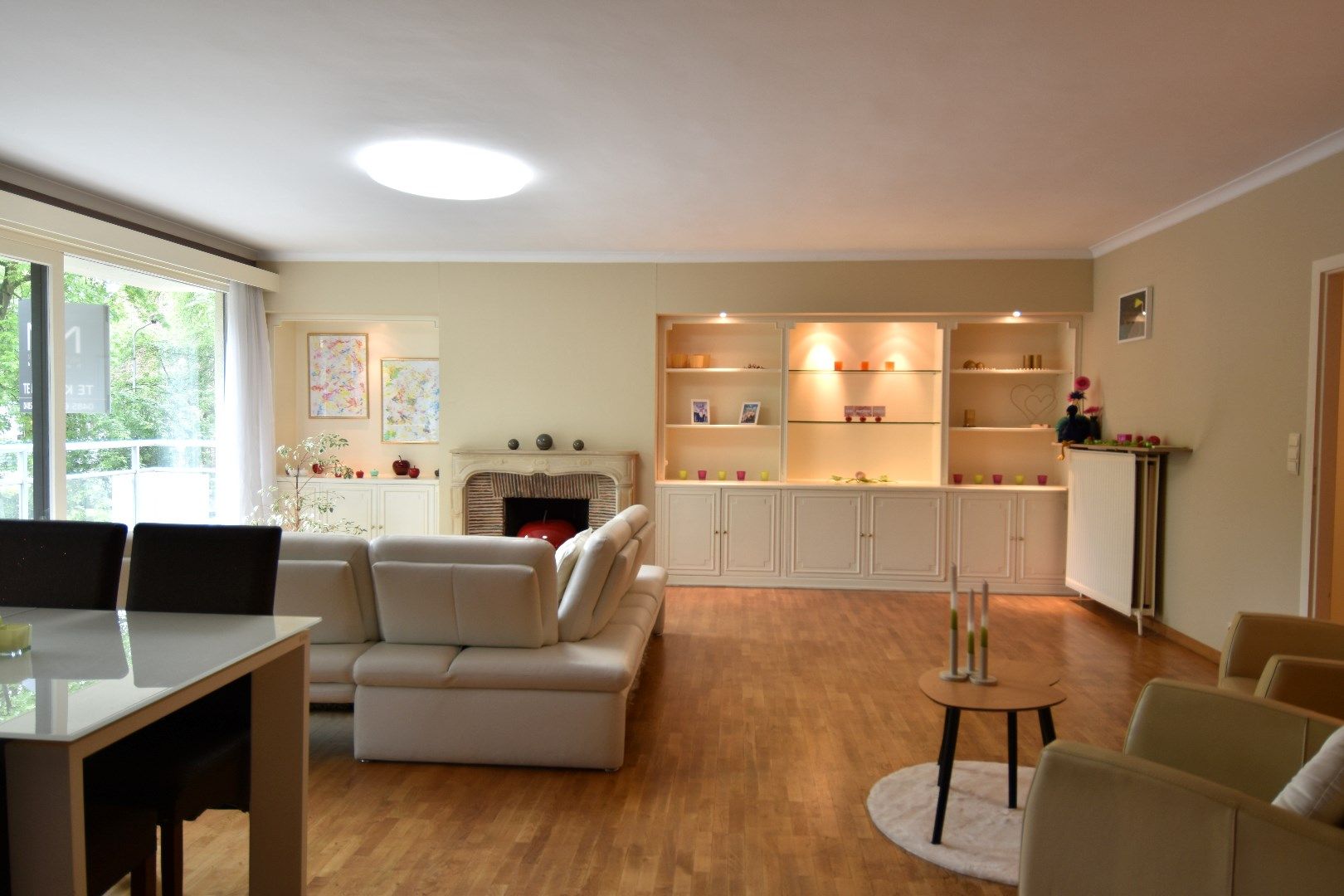 Instapklaar appartement met 2 slaapkamers, 2 terrassen en ruime kelderberging te koop centrum-Kortrijk foto {{pictureIndex}}