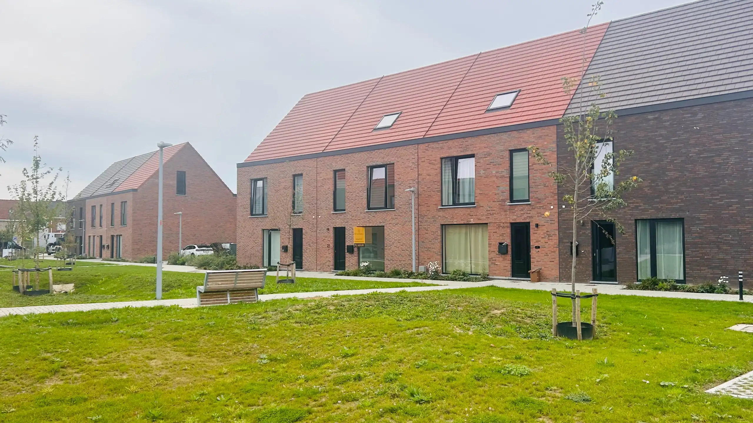 Ruime nieuwbouwwoning met 3 slaapkamers en eigen parkeerplaats in groene woonwijk De Weverie foto 2