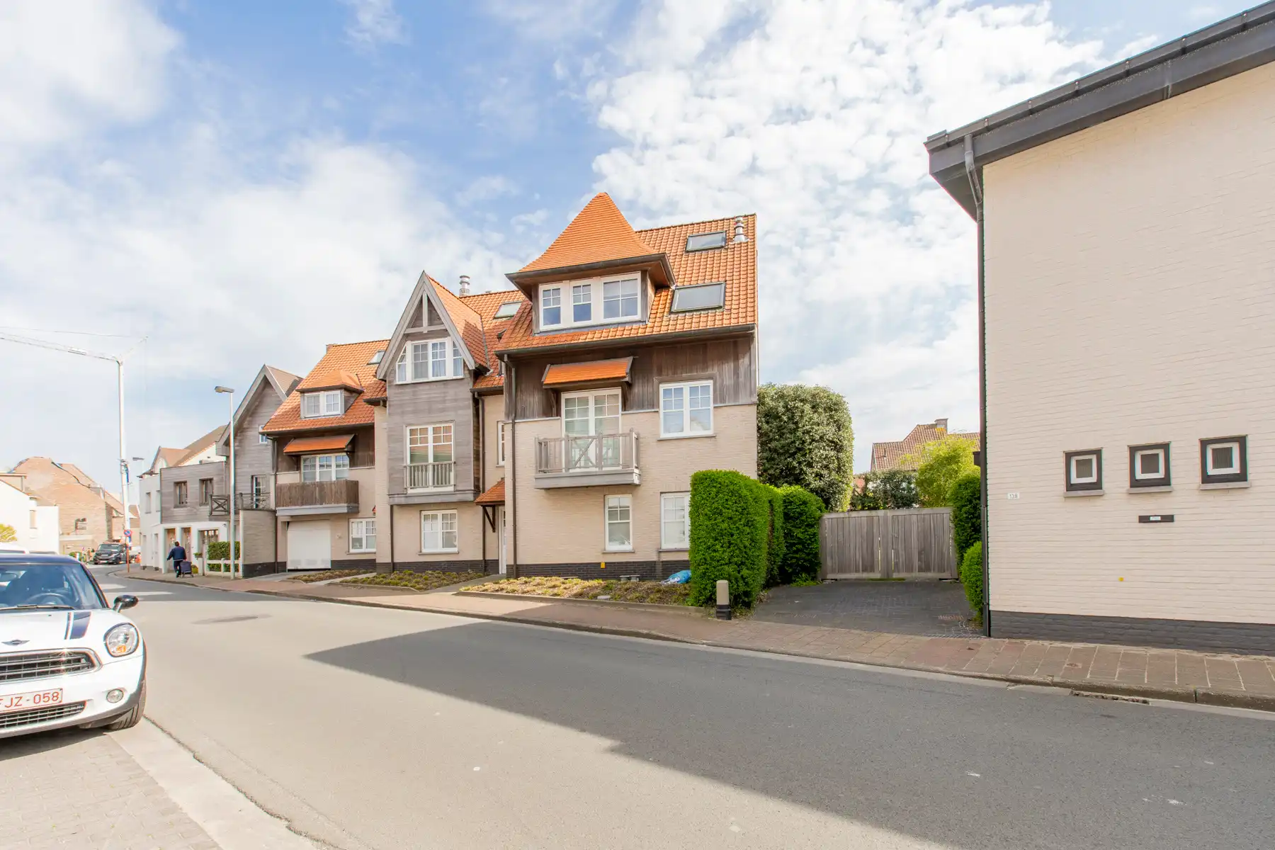 Uitzonderlijk ruim en modern gemeubelde triplex met zonneterras foto 16
