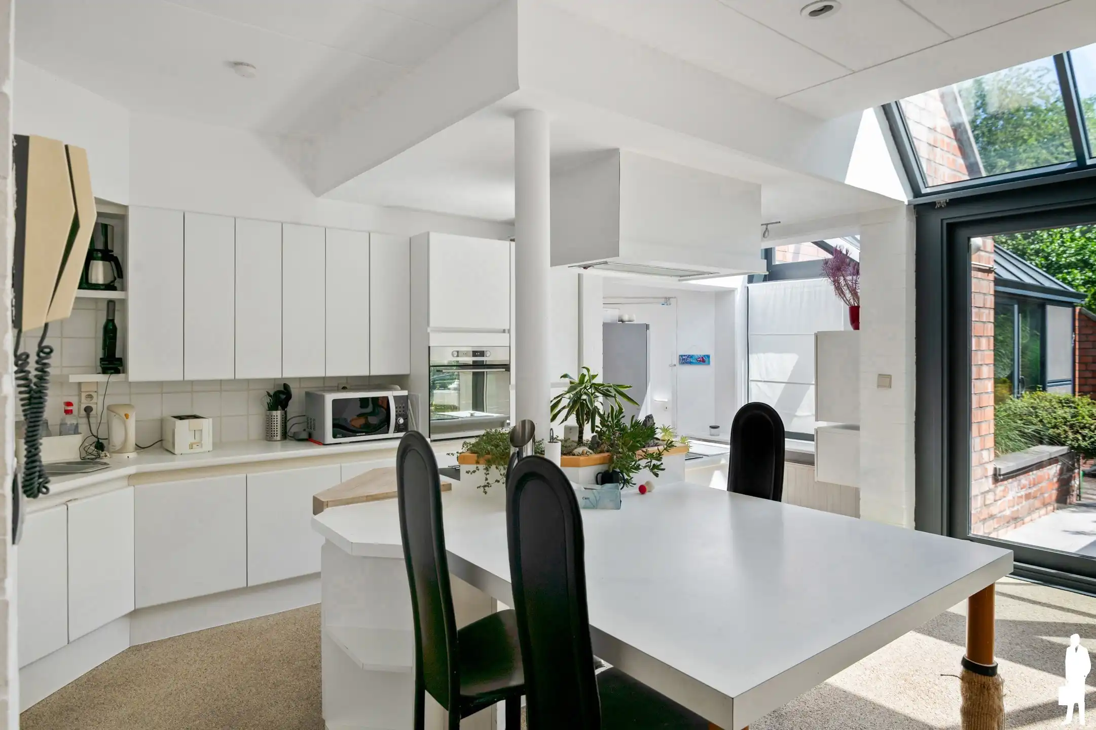 Welgelegen te renoveren villa met 5-7 slpks en 2 badks foto 20