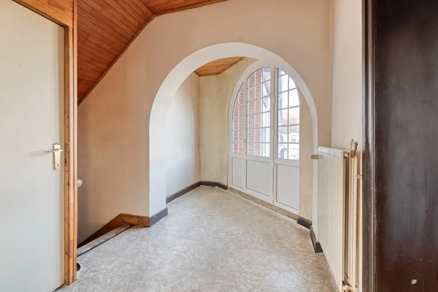 Te renoveren rijwoning met veel potentieel in hartje Genk foto 12