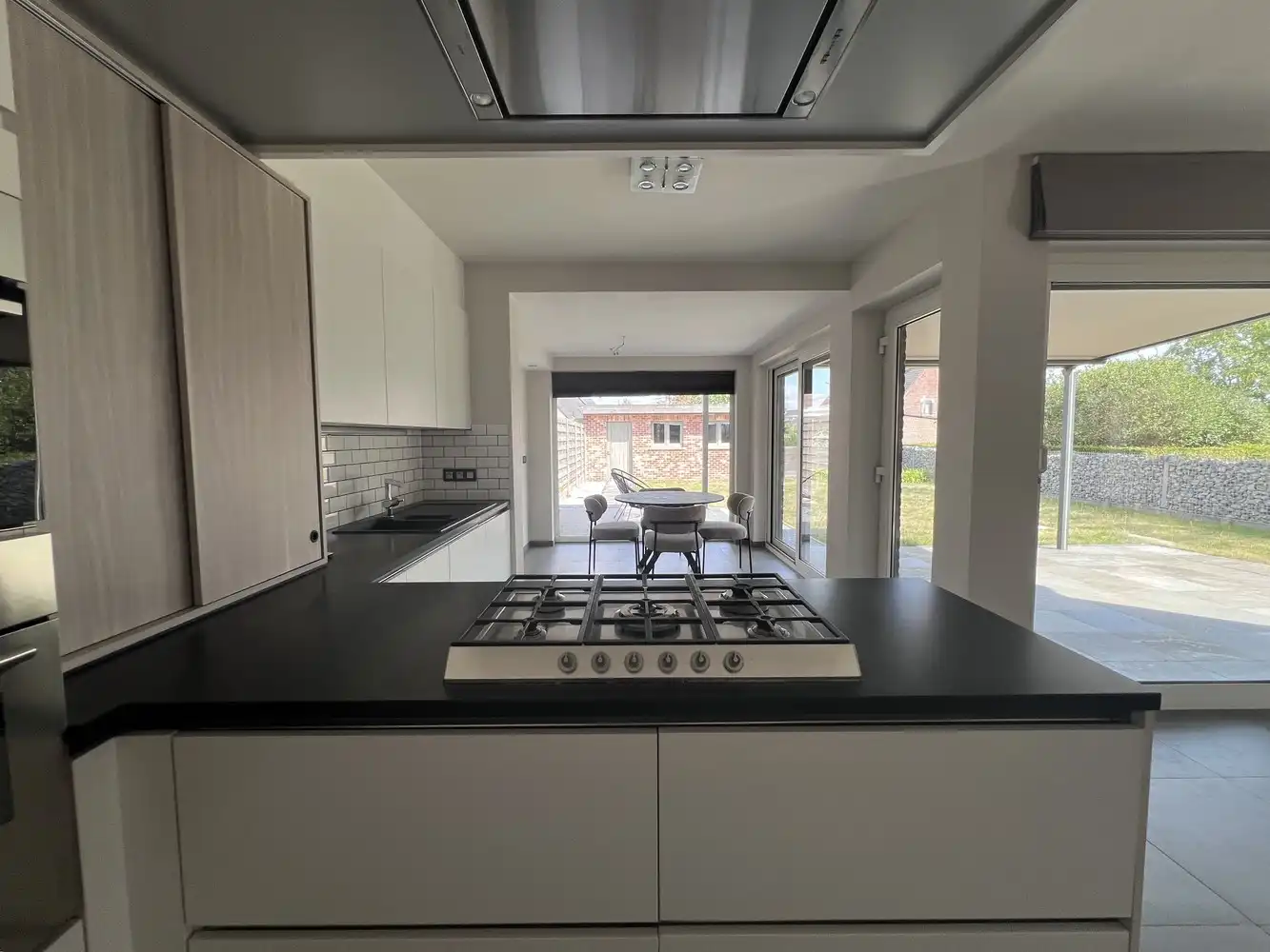 Rustig gelegen instapklare woning met 3 slaapkamers en 2 garages. foto 4