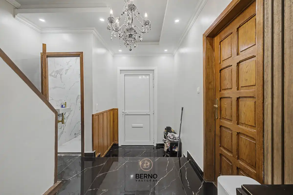 Gerenoveerde woning met 5 slaapkamers en parkeerplaats foto 3