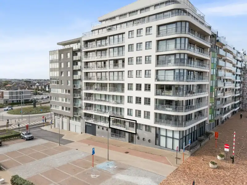 Luxueus appartement met breed terras en zijdelings zeezicht foto 12
