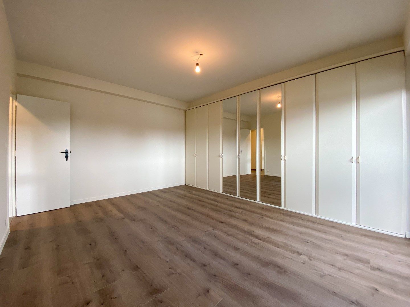 Volledig gerenoveerd appartement (140m²) met 2 slaapkamers en terras. foto 13