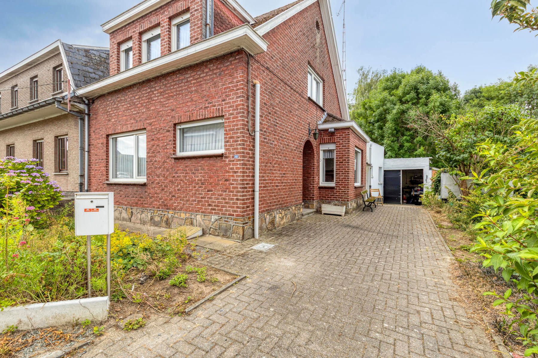 Te renoveren HOB op 9a 38ca met 3 slaapkamers! foto 2