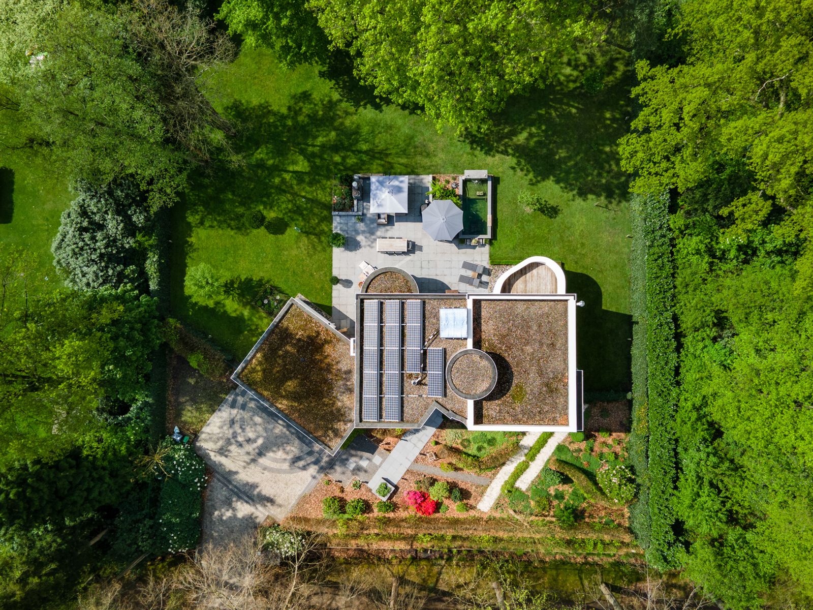 Moderne en energiezuinige villa op ca. 2.035 m². foto 35
