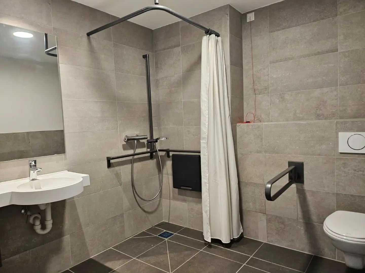 Recente assistentie flat in mooie luxe residentie 'Prinsenhof' nabij Stad Brugge. foto 8