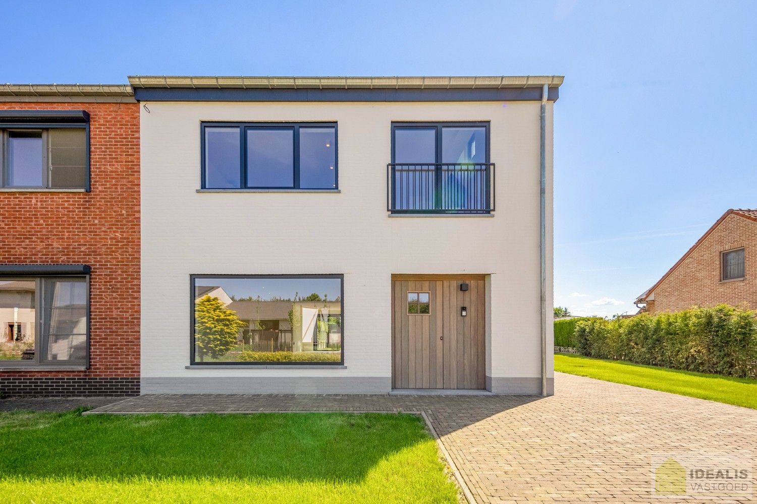 IDEALIS VASTGOED – Schitterend volledig vernieuwde woning (+- 220m²) met een heerlijke open leefruimte, 3 ruime slaapkamers, luxueuze badkamer, ruime wasplaats op een fijn zuid georiënteerd perceel! Dit heerlijke huis bevindt zich op een knap perceel van 8a 69ca in een heerlijk rustige en groene omgeving! - EEN MUST VISIT! - foto 2