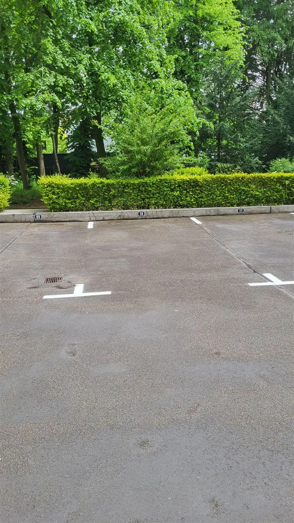 Buiten autostaanplaats te Berchem foto {{pictureIndex}}