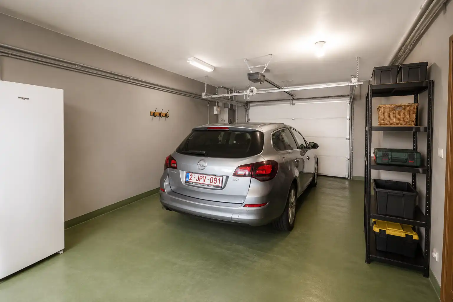 Zeer ruime en lichtrijke bel-etagewoning met 3 grote slaapkamers, dubbele garage en tuin. foto 4