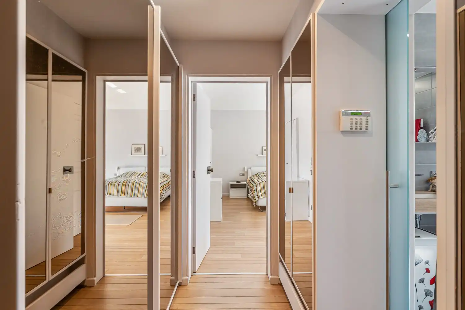 Woning met aparte praktijkruimte(opslagruimte) op strategisch gelegen locatie, instapklaar en energiezuinig! foto 9
