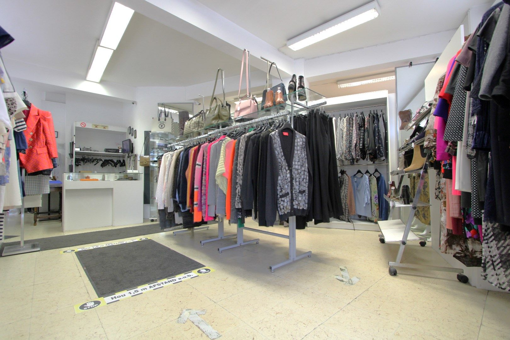 Overname winkel in second hand kleding Kustlaan 2  foto 1