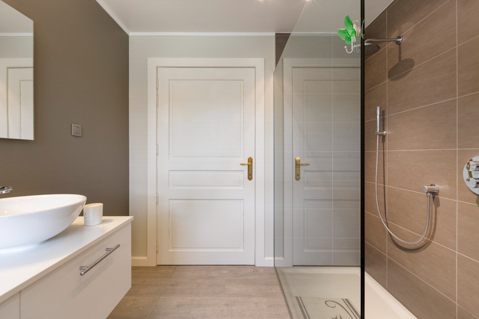 Ruime goed onderhouden woning op een prachtig perceel met praktijk mogelijkheid foto 18