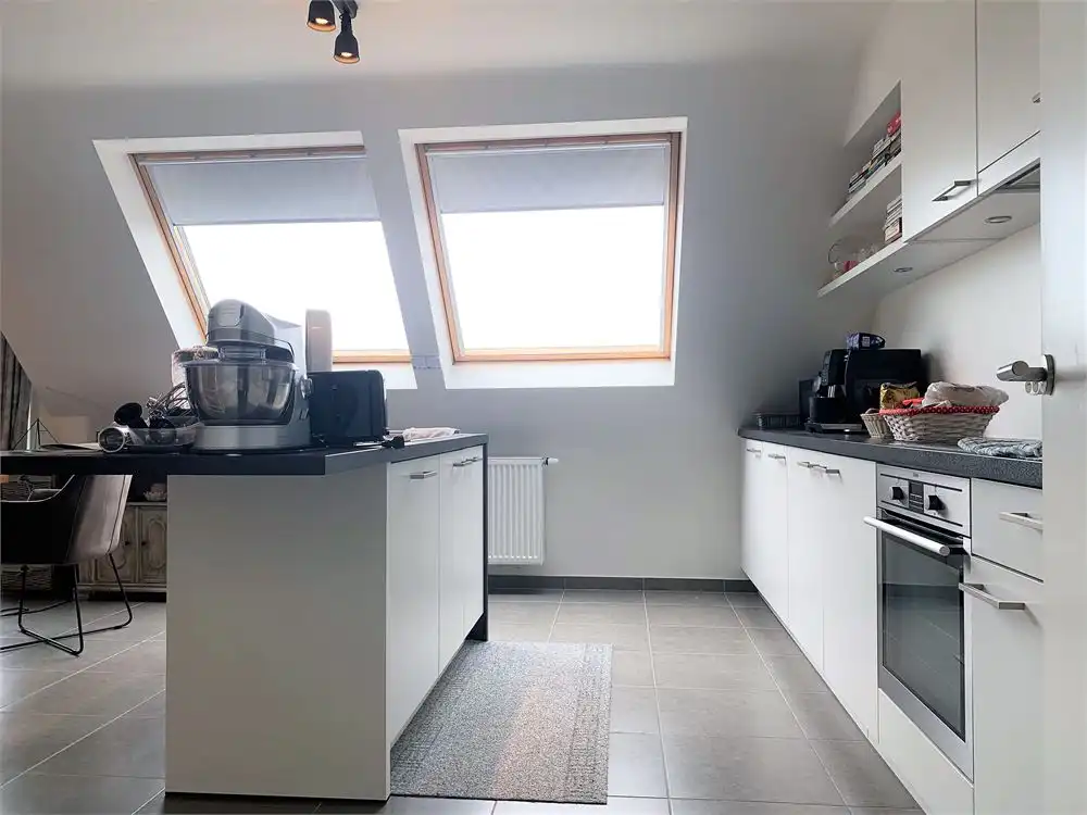 Instapklaar dakappartement met  2 slaapkamers + garage foto 5