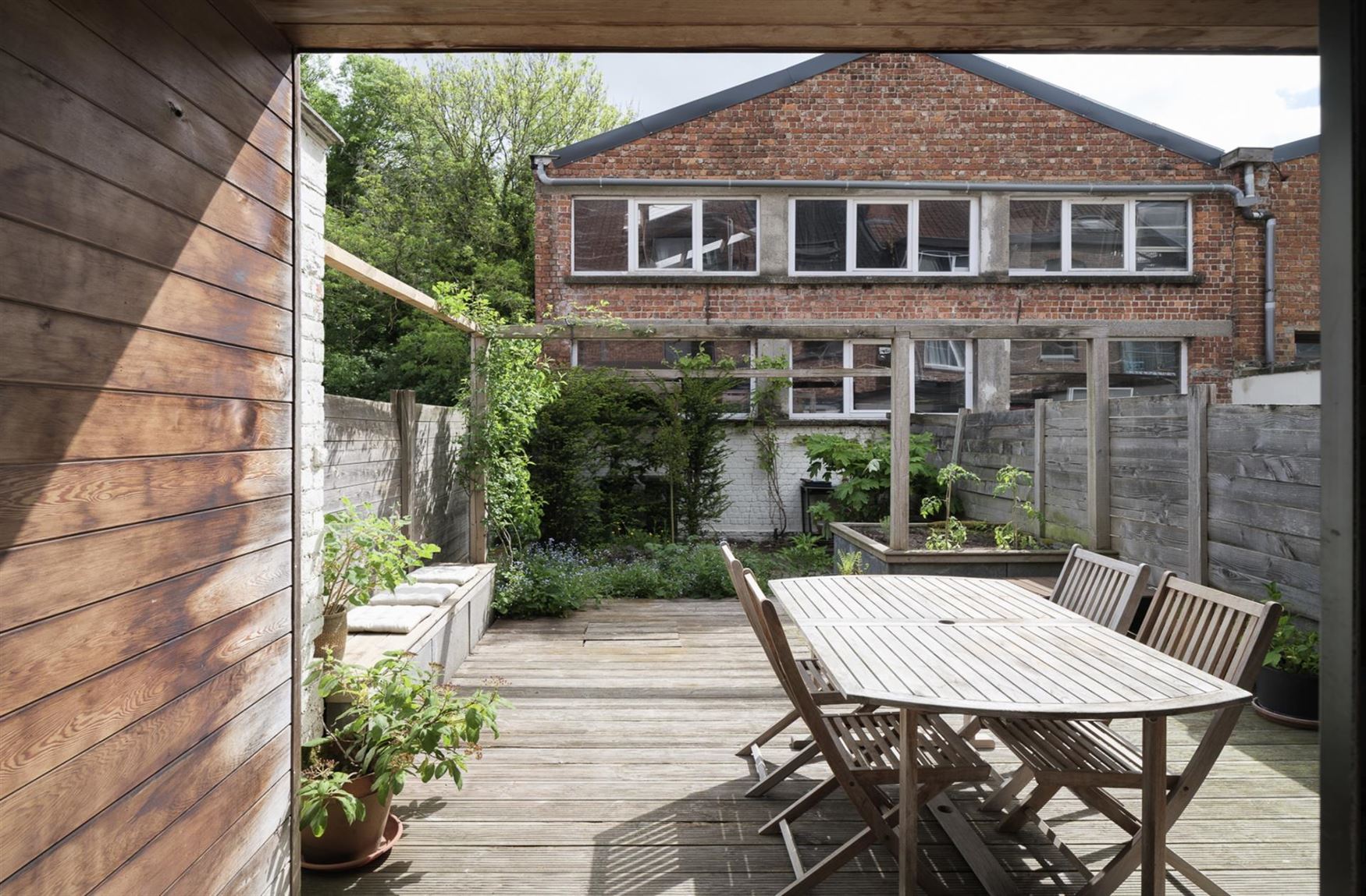 Instapklare, lichtrijke woning in gegeerde wijk te Gent foto 16