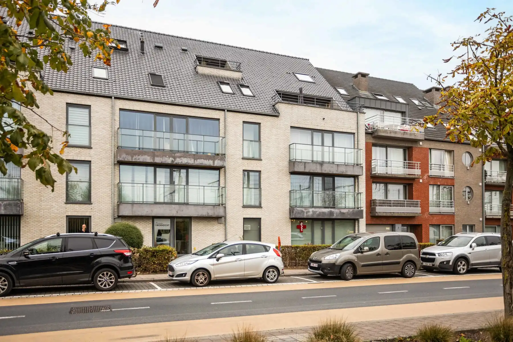 Te koop: gelijkvloers kantoor/praktijkruimte  foto {{pictureIndex}}