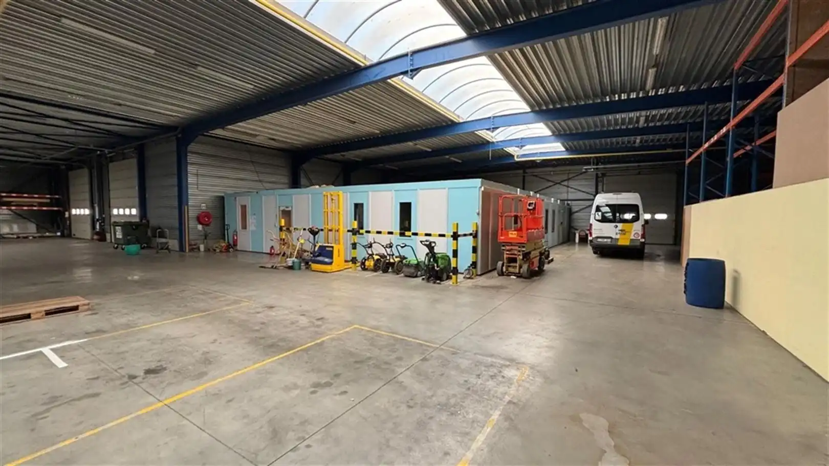 Te Huur goed gelegen bedrijfspand te Wommelgem foto 3