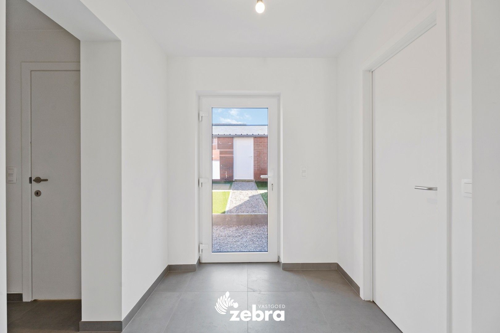 Volledig gerenoveerde woning met drie slaapkamers te Meulebeke! foto 7