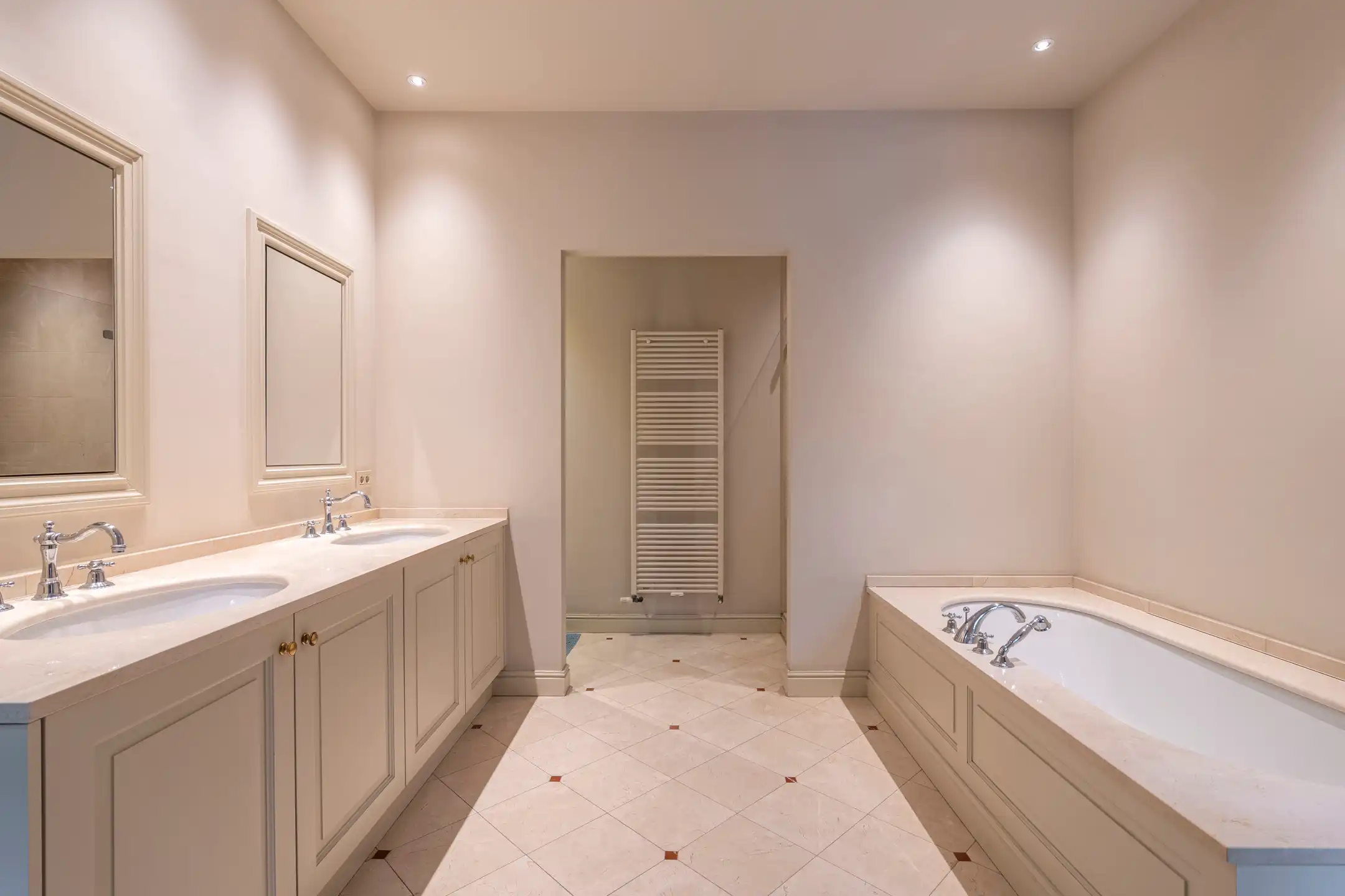 Ruime "manoir villa" gelegen in het gegeerde Hertebos te 's Gravenwezel. foto 25