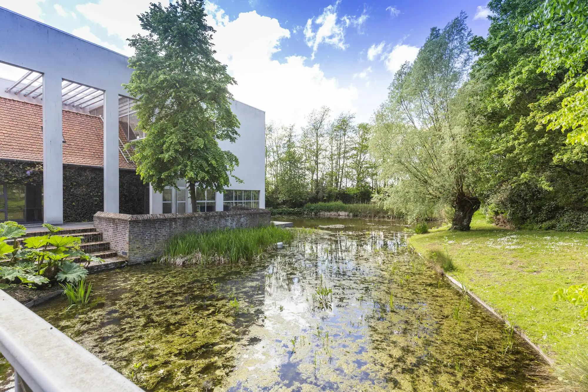 Instapklaar appartement in parktuin nabij hartje Roeselare! foto 2