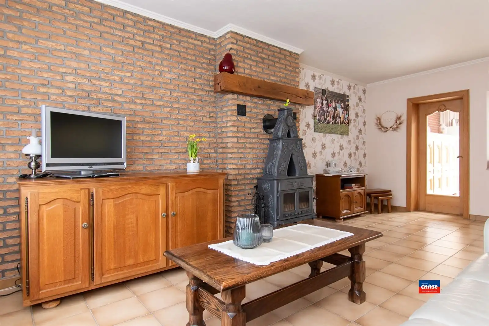 Op te frissen rijwoning met 3 slaapkamers, zolderkamer en gezellige zuid tuin. foto 5