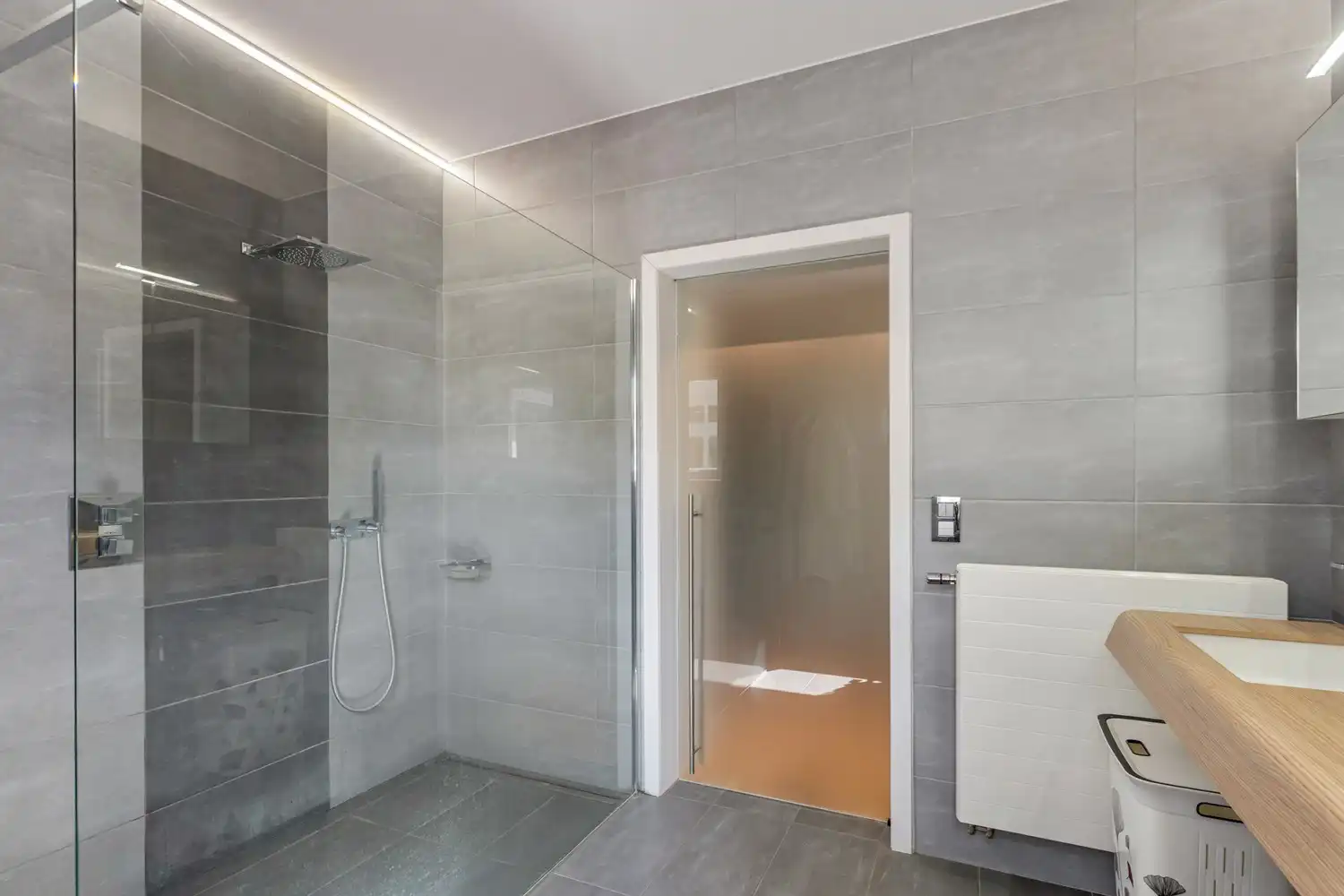 Woning met aparte praktijkruimte(opslagruimte) op strategisch gelegen locatie, instapklaar en energiezuinig! foto 10