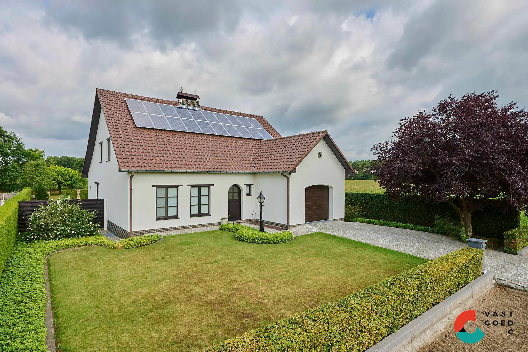 Ruime gezinswoning omringd door groen op een perceel met vrij uitzicht foto 2