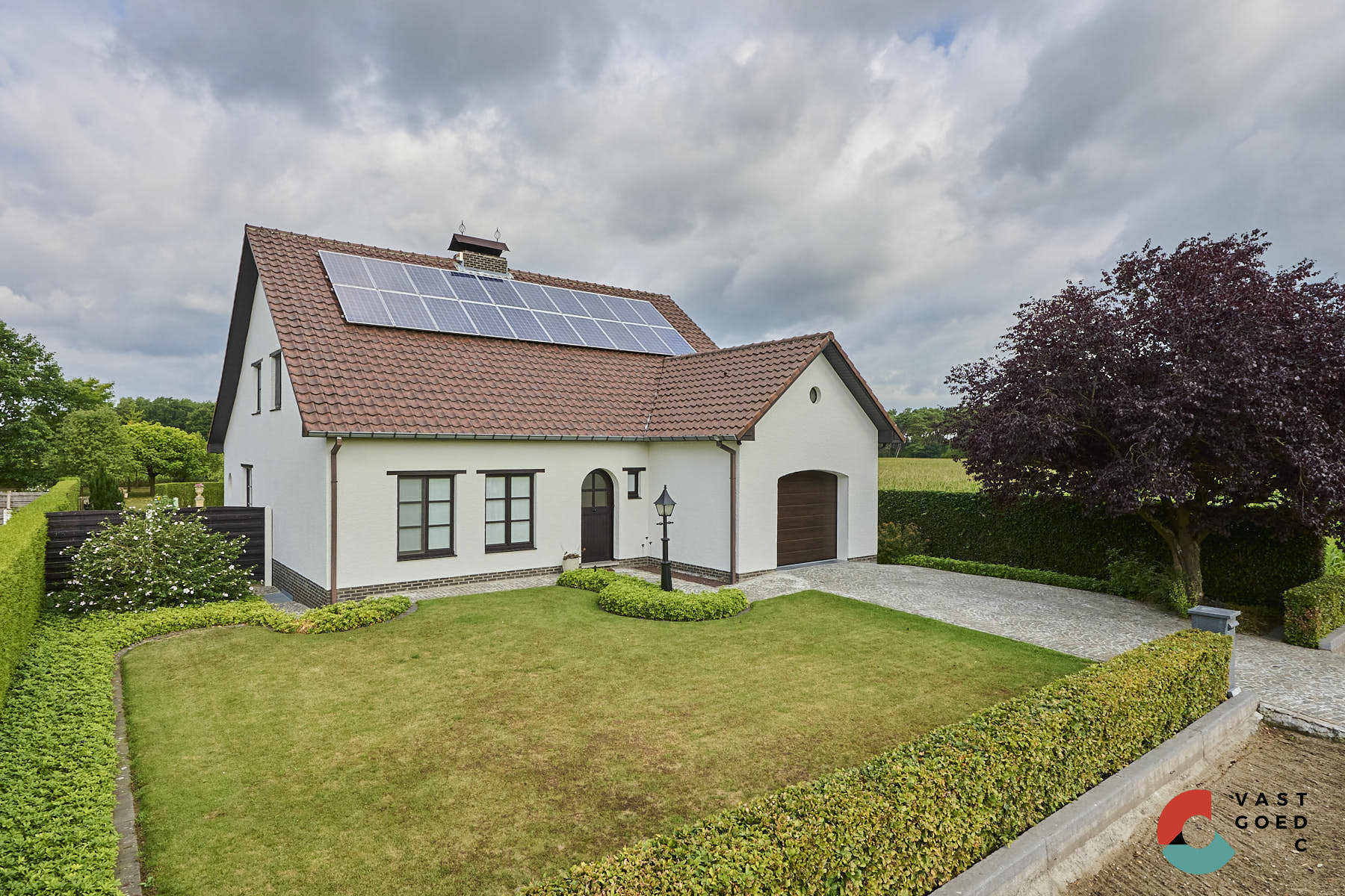 Ruime gezinswoning omringd door groen op een perceel met vrij uitzicht foto 2