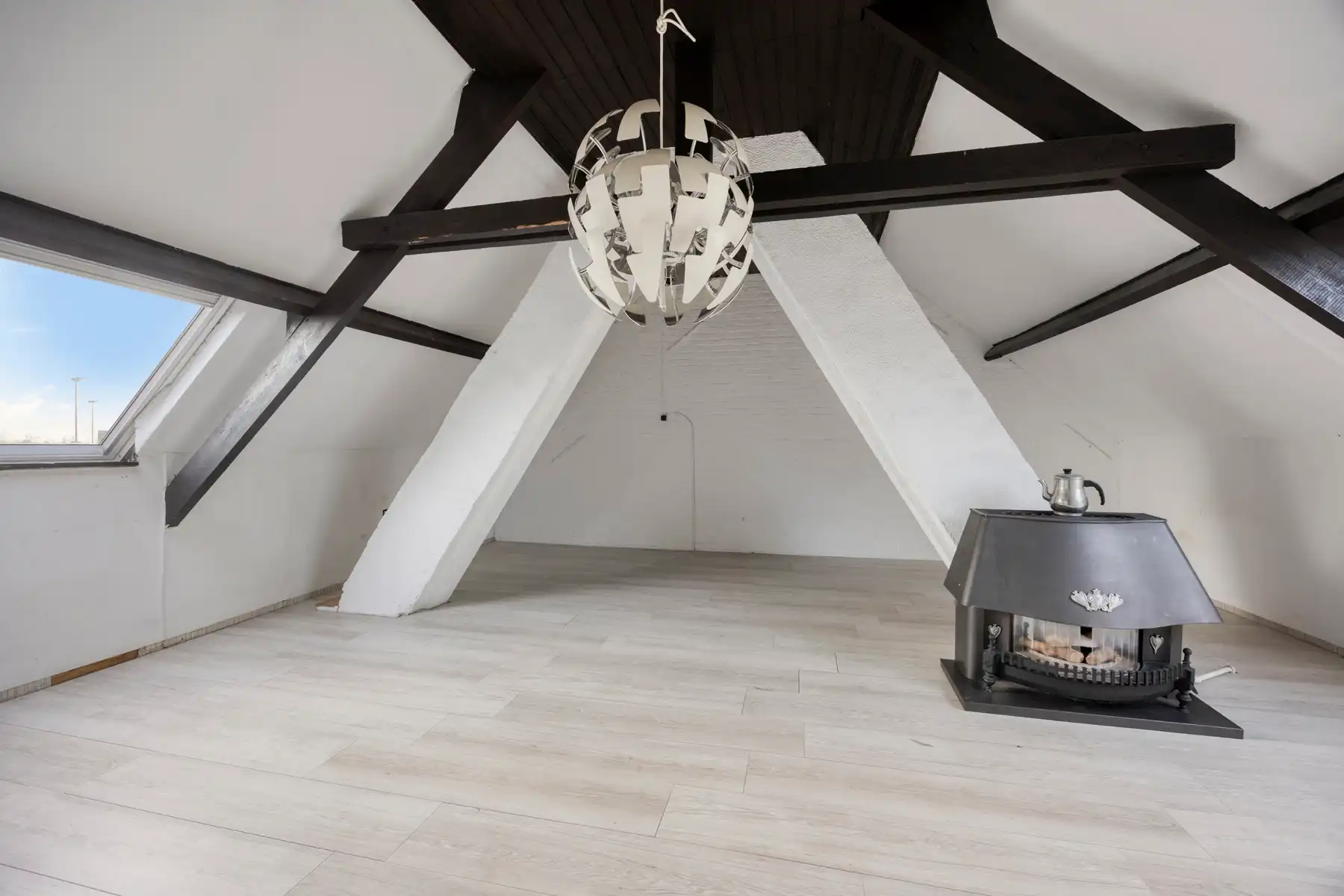 Centraal gelegen woning met veel potentieel foto 6