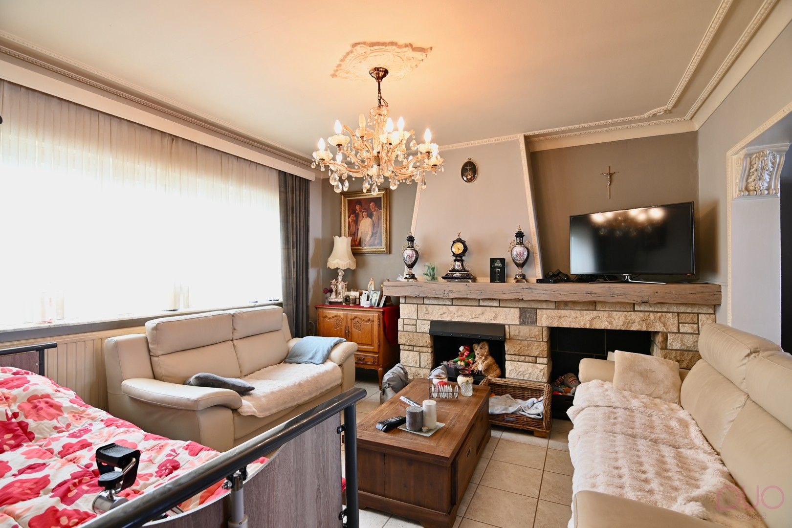 Ruime open bebouwing met 4 slaapkamers en achterliggende loodsen foto 4