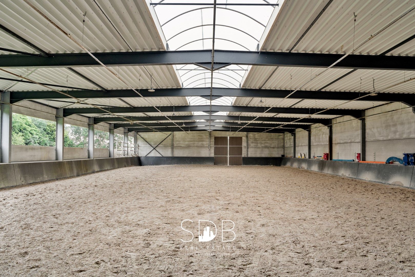 Prachtige villa met hippische accommodatie en graslanden op +/- 23 ha foto 42