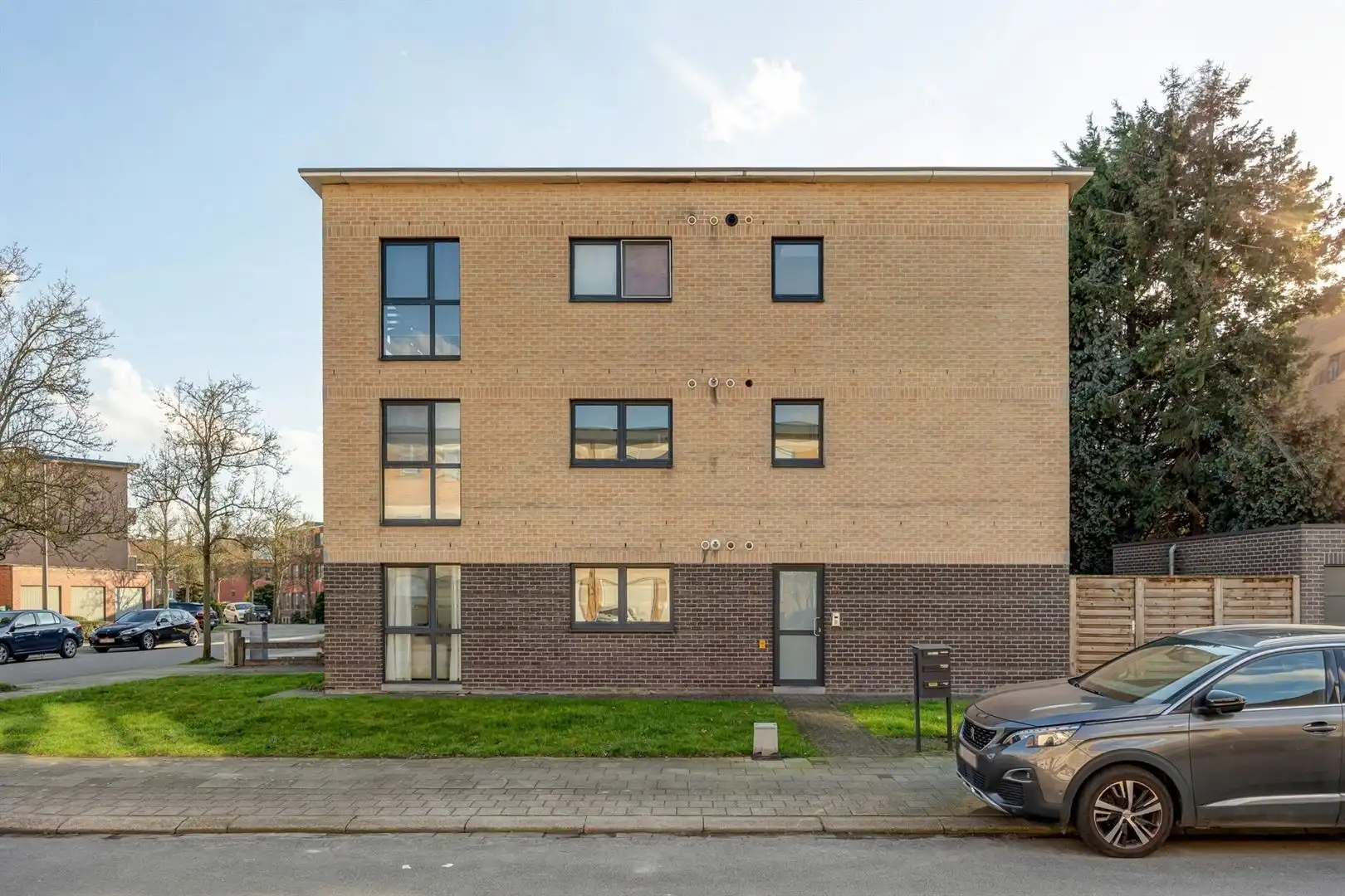 Eigentijds gelijkvloers appartement met 2 slaapkamers, terras en autostaanplaats foto 13