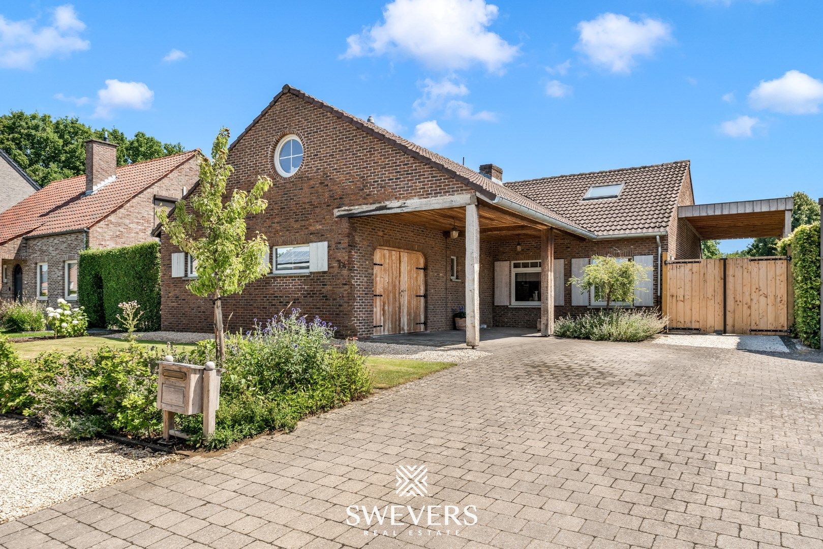 Karaktervolle woning met 5 slaapkamers in Heusden-Zolder foto {{pictureIndex}}