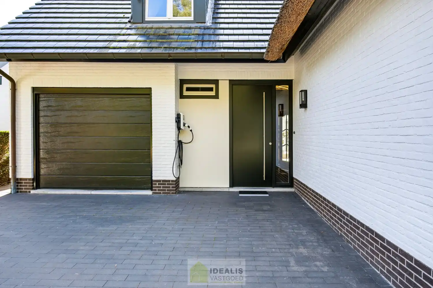 IDEALIS VASTGOED – EEN HUIS OM VERLIEFD OP TE WORDEN! DEZE PRACHTIGE INSTAPKLARE (LEVENSBESTENDIGE) VILLA MET EEN HEERLIJKE LICHTRIJKE LEEFRUIMTE VOORZIEN VAN EEN OPEN KEUKEN, 5 SLAAPKAMERS, 2 BADKAMERS, EEN PERFECT AANGELEGDE TUIN IN ALLE PRIVACY, UITGERUST MET EEN GOED VOORZIENE BUITENKEUKEN EN BIJGEBOUWEN INGERICHT VOOR WELLNESS (HOT TUB) EN BERGRUIMTE! EEN MUST VISIT VOOR ZIJ OP ZOEK NAAR MOOIE HUIZEN! foto 4