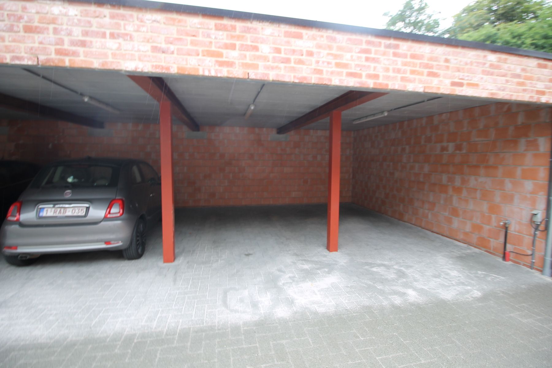 Een appartement op de eerste verdieping rechts met 2 slaapkamers, lift, terras en carport foto 15