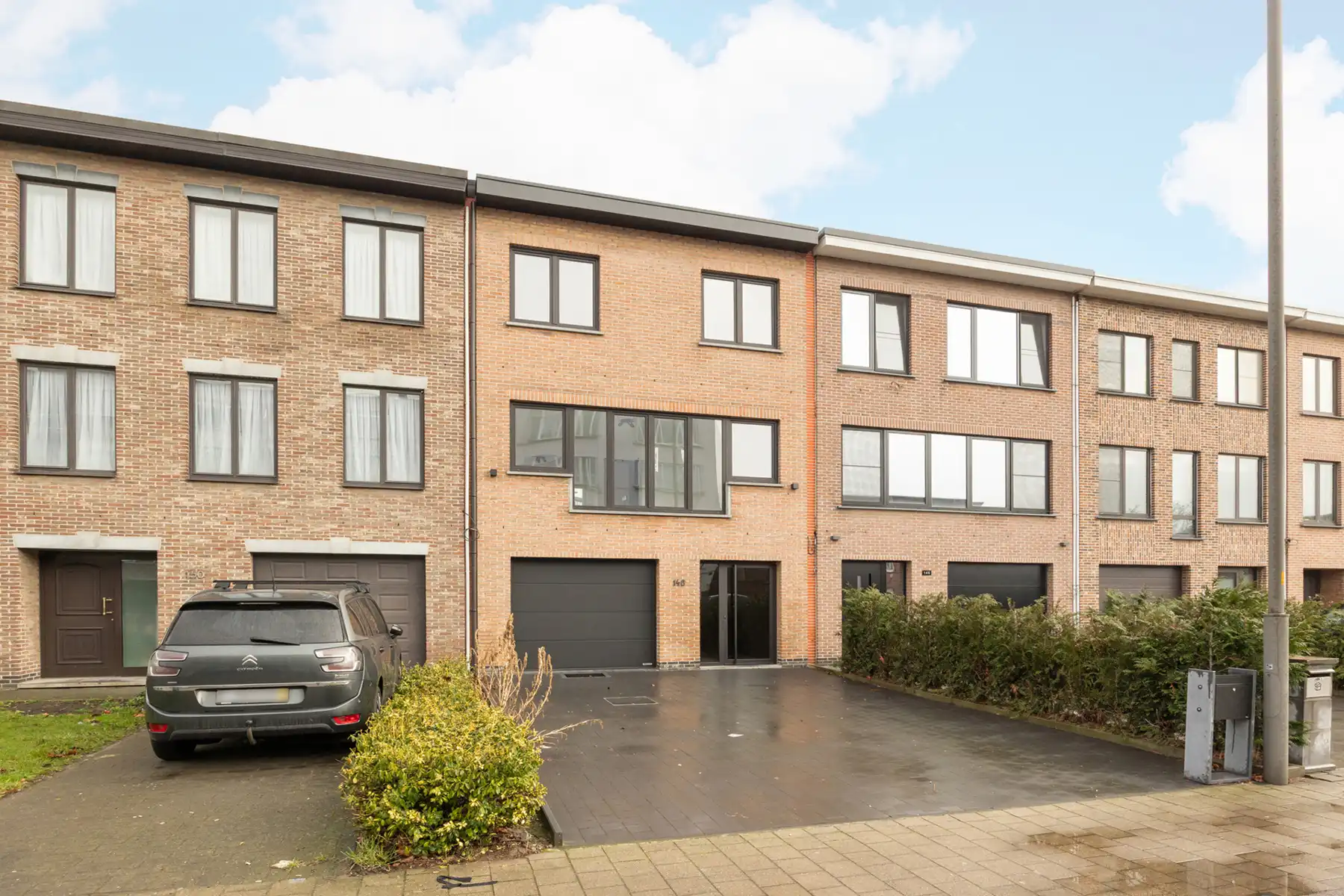 Totaalrenovatie (2025) met 3 slp, tuin en garage in Merksem foto {{pictureIndex}}