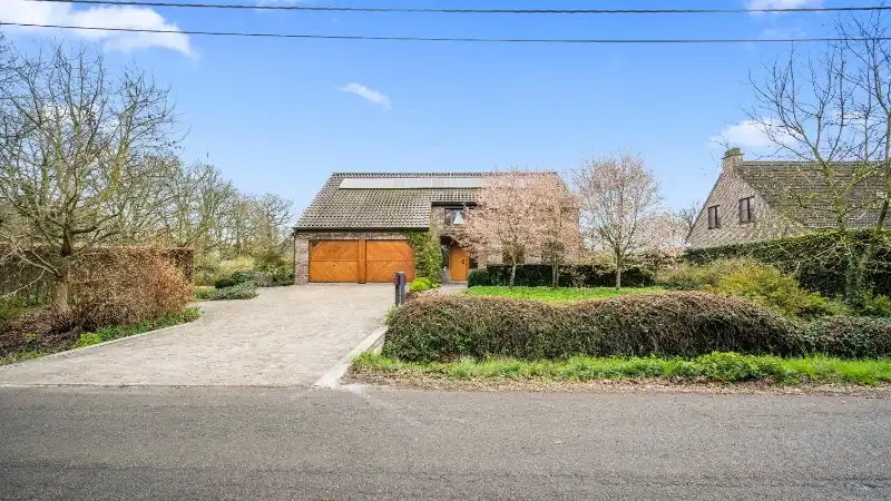 Ruime villa van 302m² op 36 are met zwembad en volledige onderkeldering foto 33