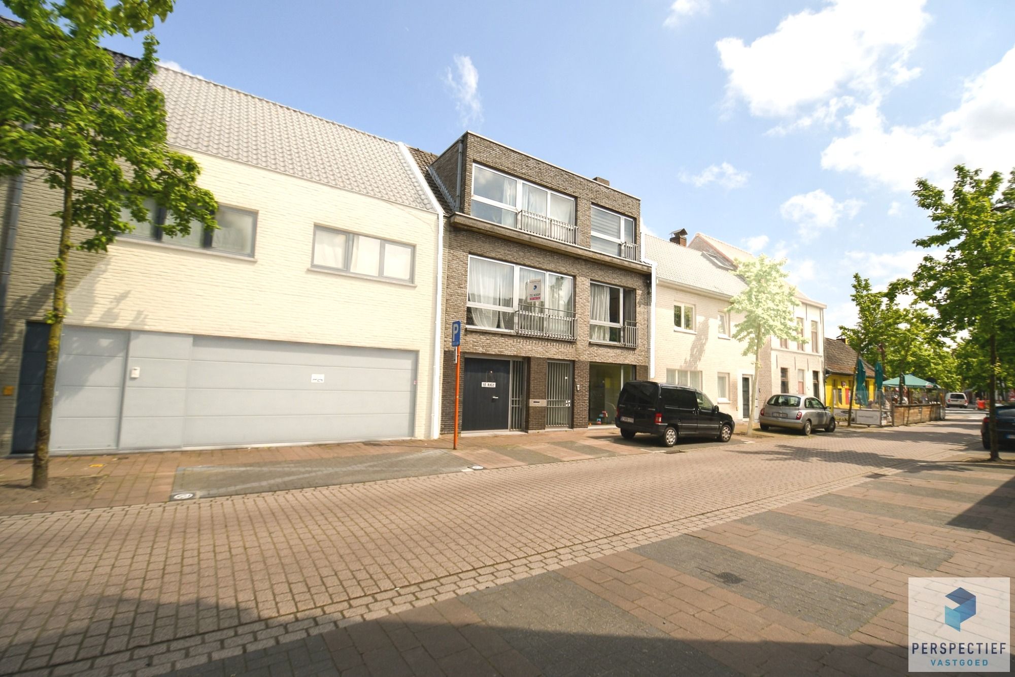 Hoofdfoto van de publicatie: RUIME WONING met 4 SLPK, GROTE TUIN & 2 GROTE GARAGES