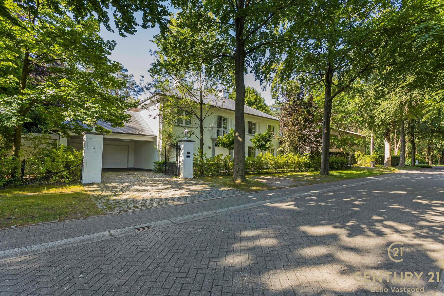 Statige residentieel gelegen villa met zwembad op ca 1421m² foto 32