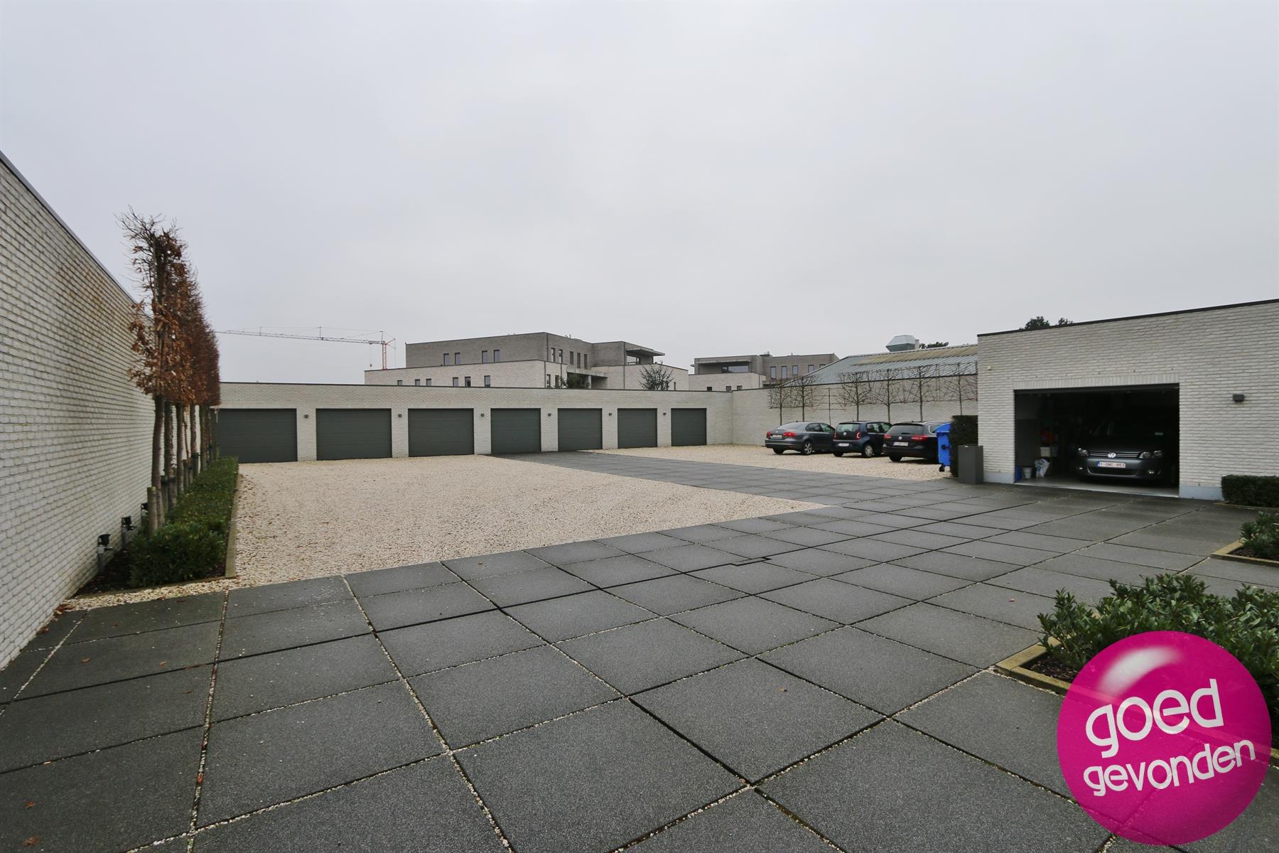 Erg ruim 2-slk app met terras en parking foto 21