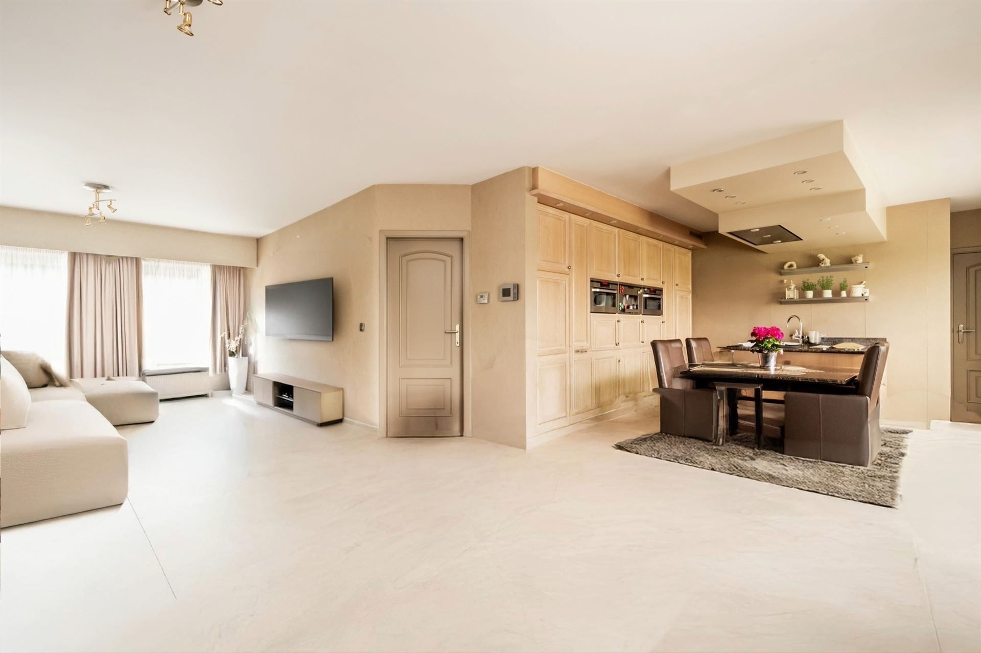 Zeer rustig gelegen villa op een perceel van 3.626 m² foto 5