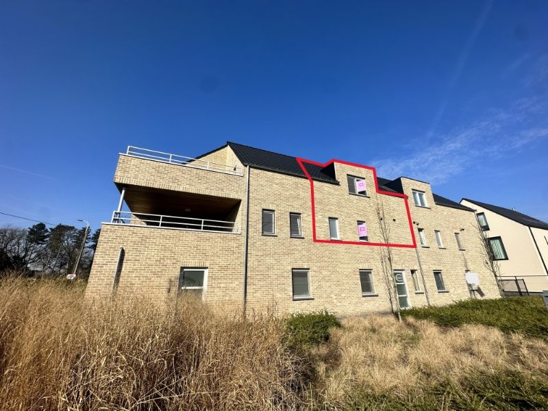 Instapklaar (volledig opgeschilderd) duplexappartement met 2 ruime slpk., terras, ondergrondse autostpl + kelderberging foto {{pictureIndex}}